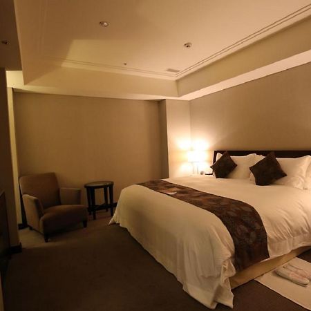 타이흐 랜디스 호텔 타이난 외부 사진 A room at the hotel