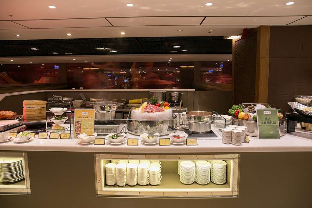 타이흐 랜디스 호텔 타이난 레스토랑 사진 A buffet at a hotel