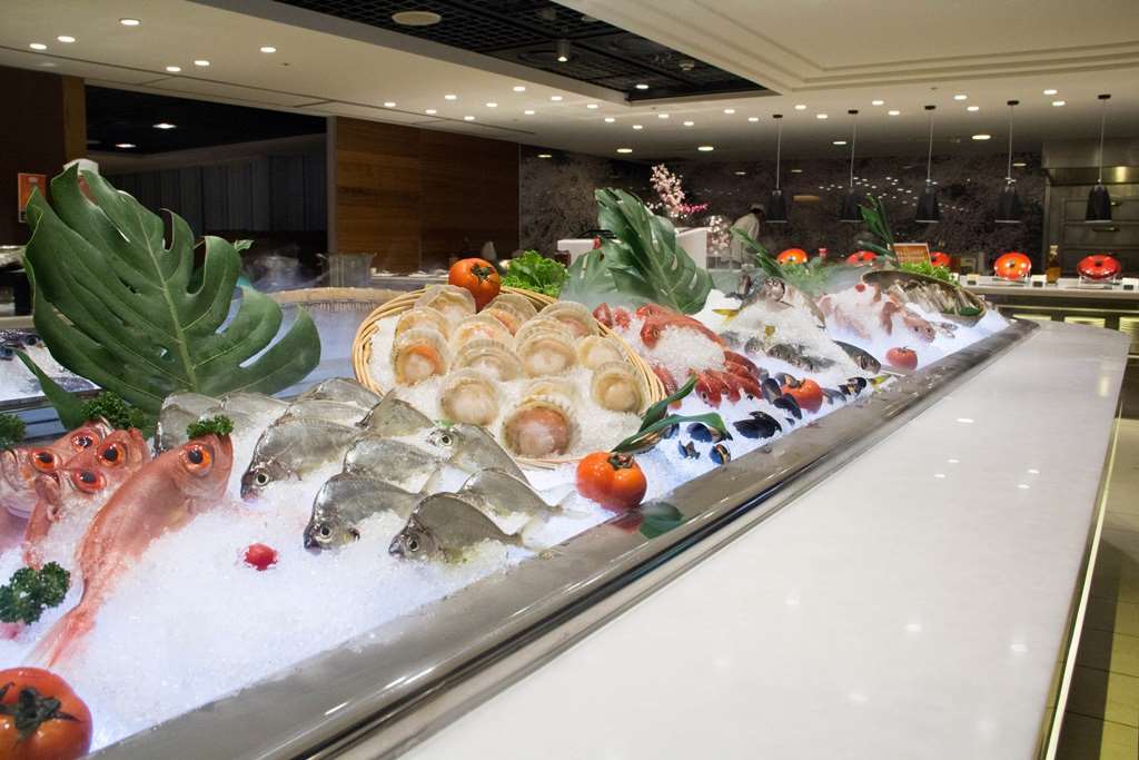 타이흐 랜디스 호텔 타이난 레스토랑 사진 Seafood display at a buffet