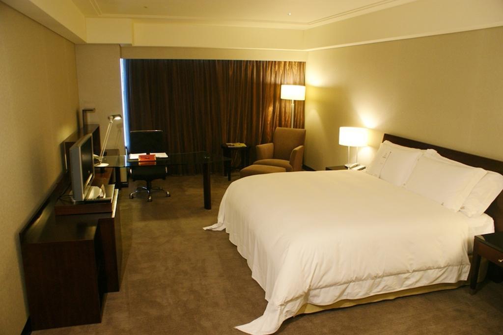타이흐 랜디스 호텔 타이난 객실 사진 A room at the hotel