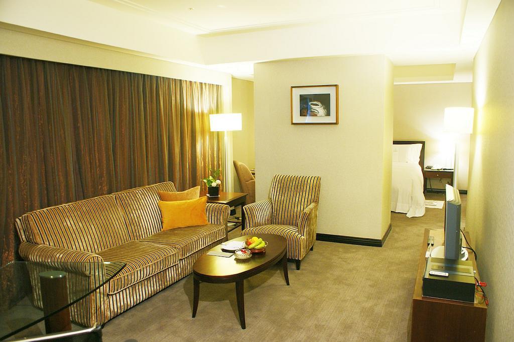 타이흐 랜디스 호텔 타이난 객실 사진 A living room in a suite