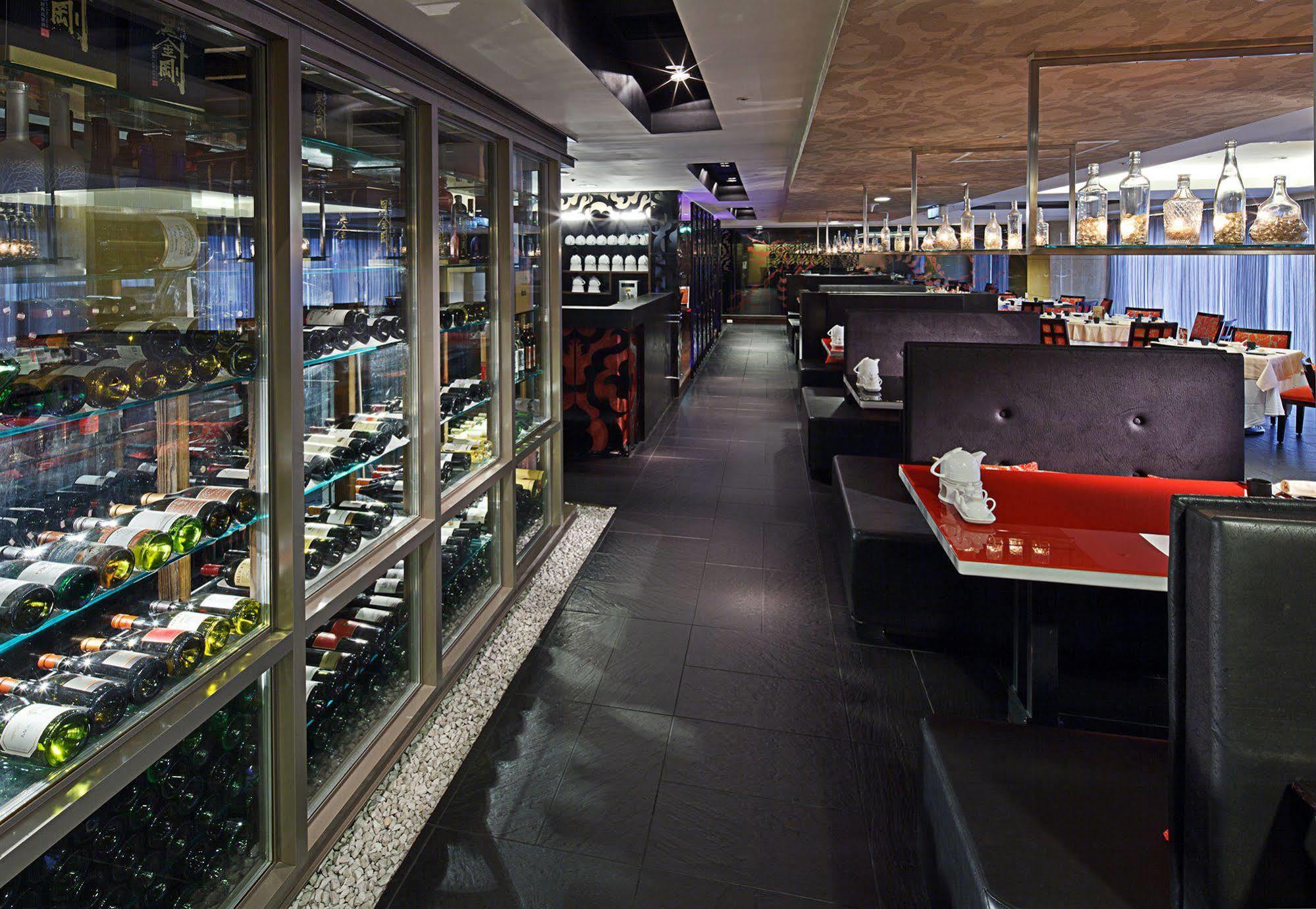 타이흐 랜디스 호텔 타이난 외부 사진 Interior of a restaurant in Hong Kong