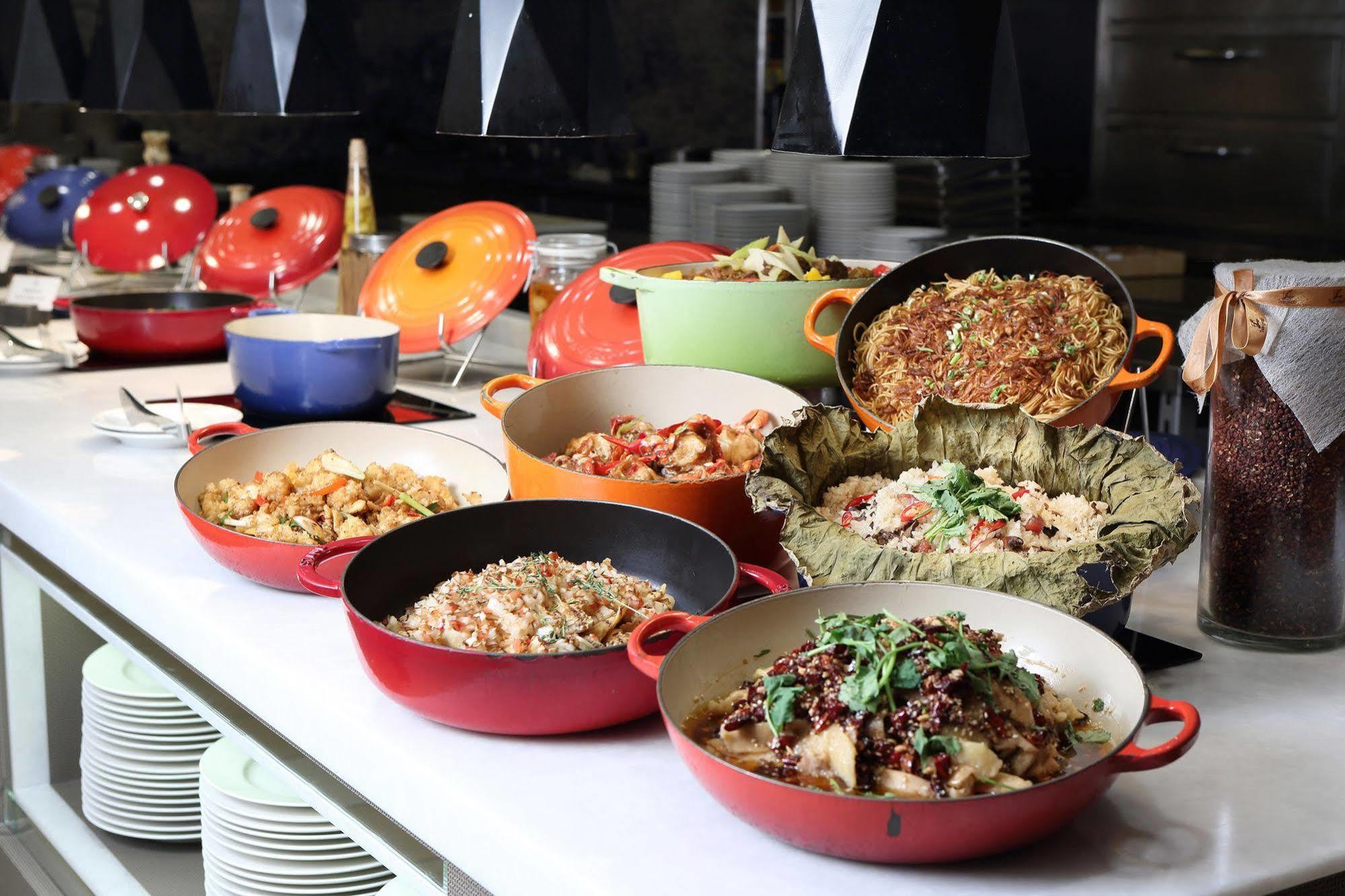 타이흐 랜디스 호텔 타이난 외부 사진 Le Creuset cookware