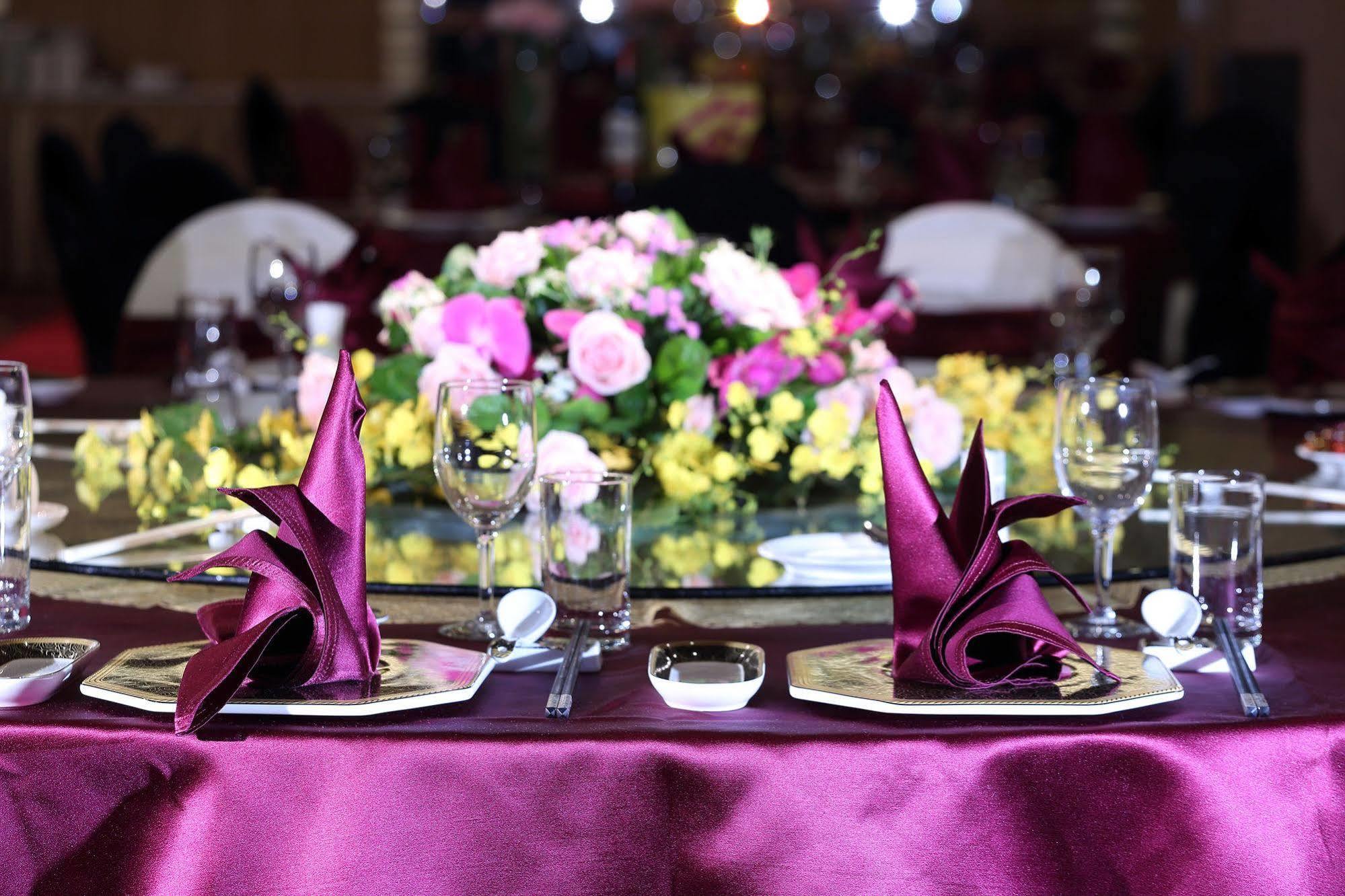 타이흐 랜디스 호텔 타이난 외부 사진 A table set for a formal dinner