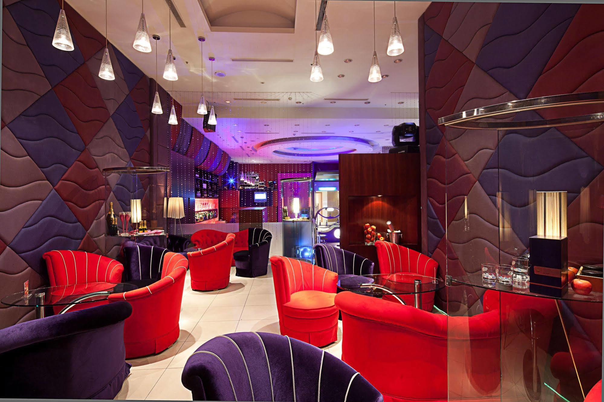 타이흐 랜디스 호텔 타이난 외부 사진 The interior of the nightclub