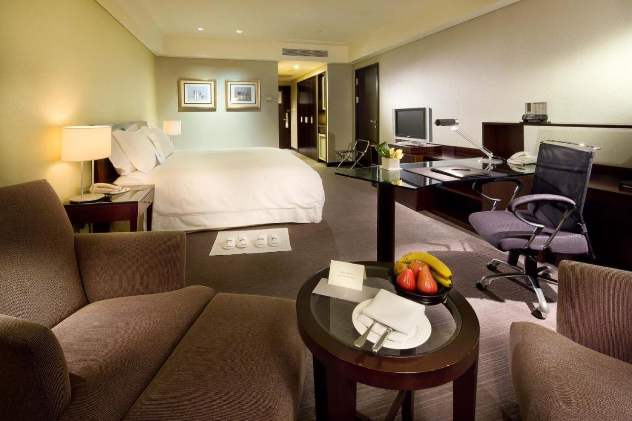 타이흐 랜디스 호텔 타이난 외부 사진 A room at the Conrad Hong Kong